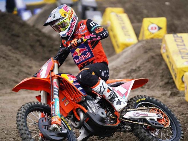 KTM AWARDS DUNLOP A TOP SUPPLIER AWARD.