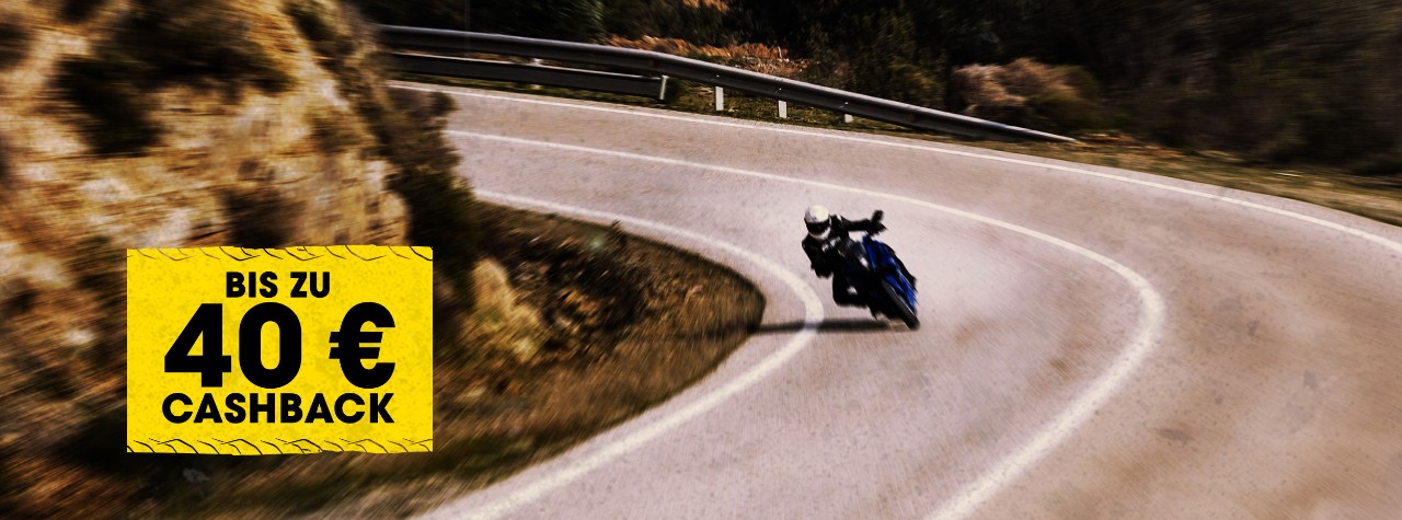 BMW S 1000 XR fährt auf Dunlop Mutant-Reifen mit Bergen im Hintergrund zurück