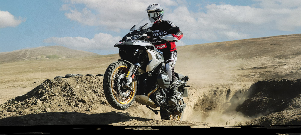 BMW 1200 GS Fahrer auf einer staubigen Strecke mit Dunlop Trailmax Mission Reifen