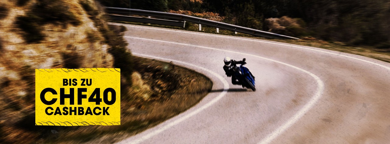 BMW S 1000 XR fährt auf Dunlop Mutant-Reifen mit Bergen im Hintergrund zurück