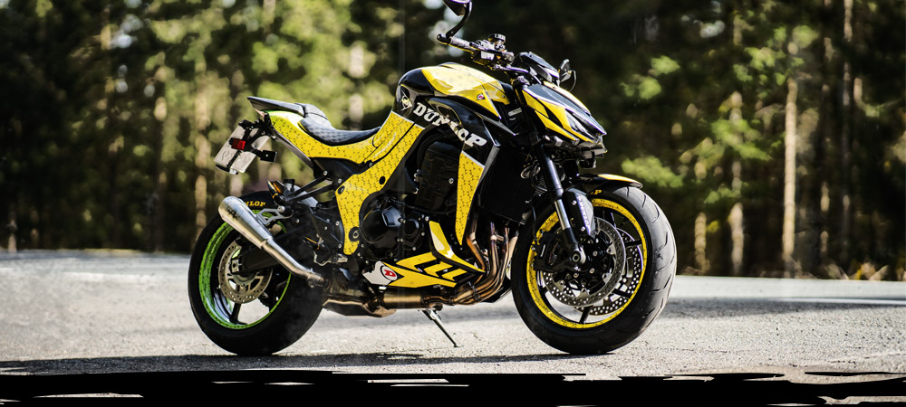 Honda CB 1000R mit Dunlop SportSmart Mk3-Reifen, die auf offener Straße rasen