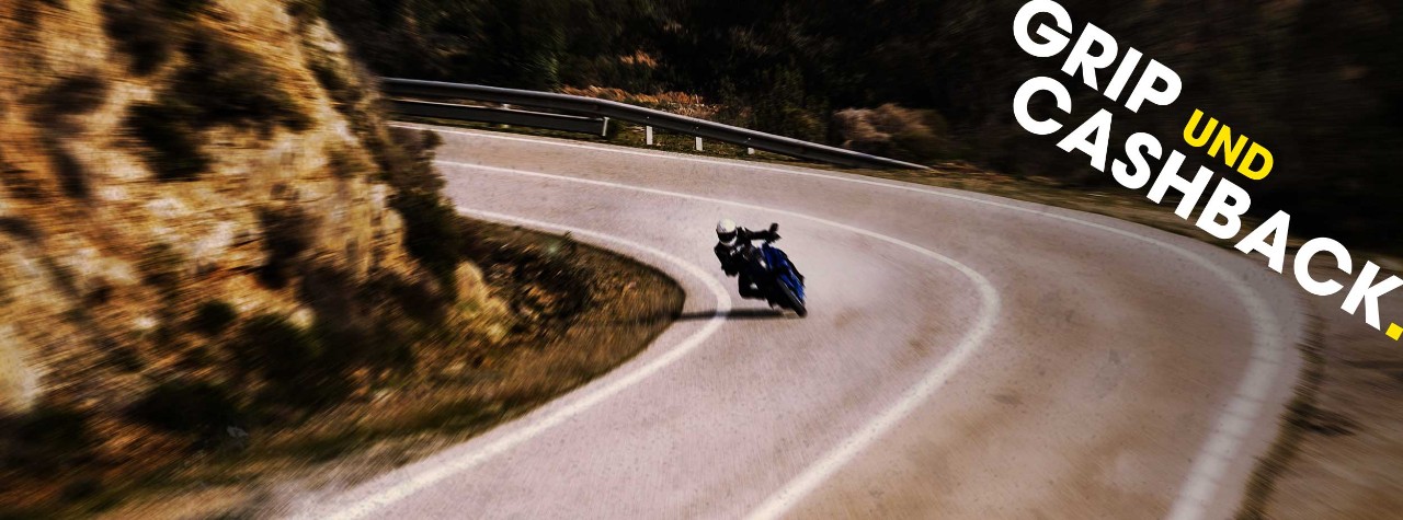 BMW S 1000 XR fährt auf Dunlop Mutant-Reifen mit Bergen im Hintergrund zurück