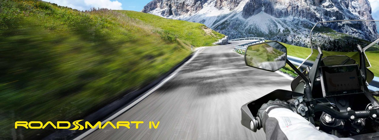 Piloto con neumáticos RoadSmart IV recorriendo el valle de los Dolomitas. Italia del norte.