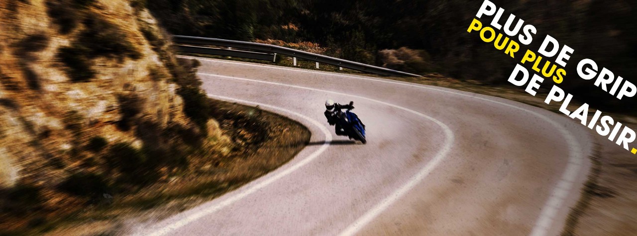 BMW M 1000 RR with Dunlop SportSmart TT tyres on the track
