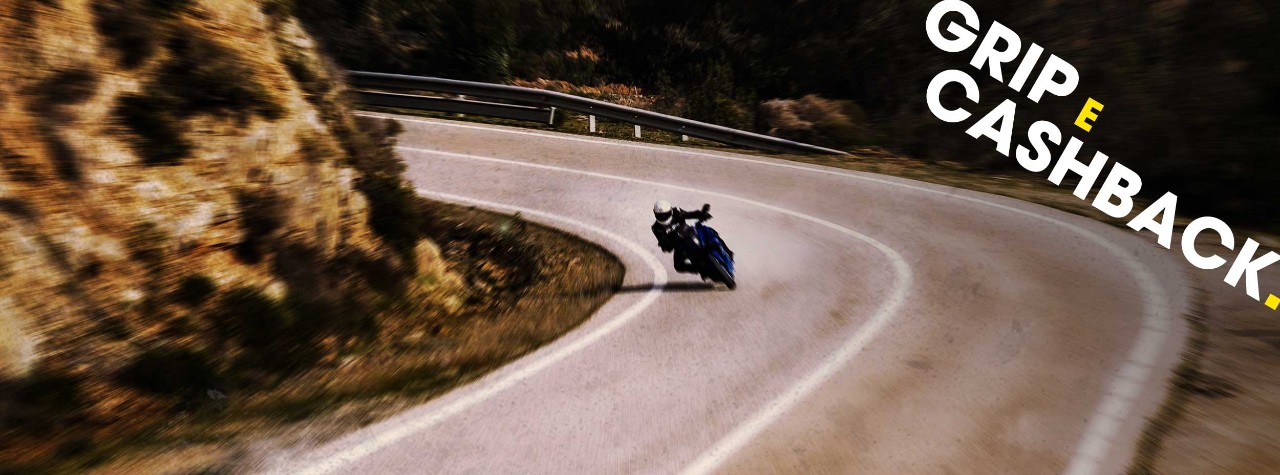 BMW S 1000 XR fährt auf Dunlop Mutant-Reifen mit Bergen im Hintergrund zurück