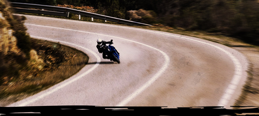 Honda CB 1000R con pneumatici Dunlop SportSmart Mk3 che corrono su strade aperte