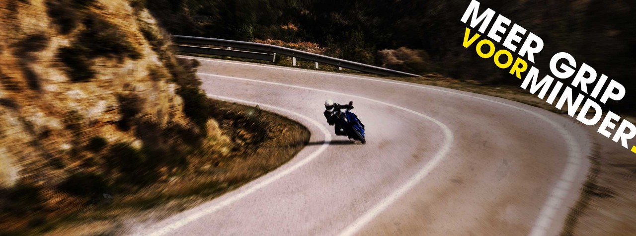 BMW M 1000 RR with Dunlop SportSmart TT tyres on the track